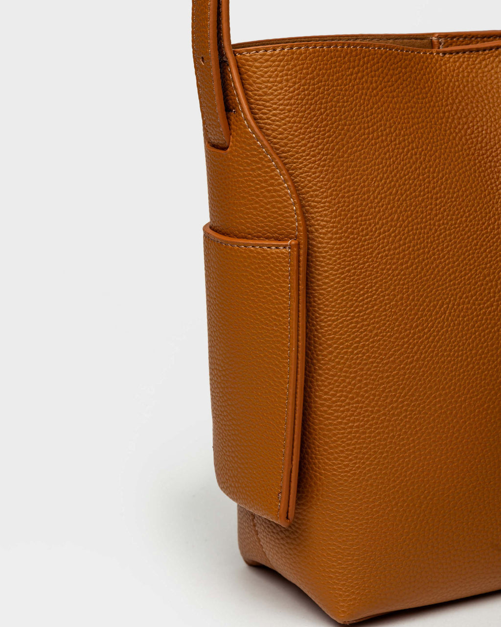 Bandolera Cypress en efecto cuero graneado