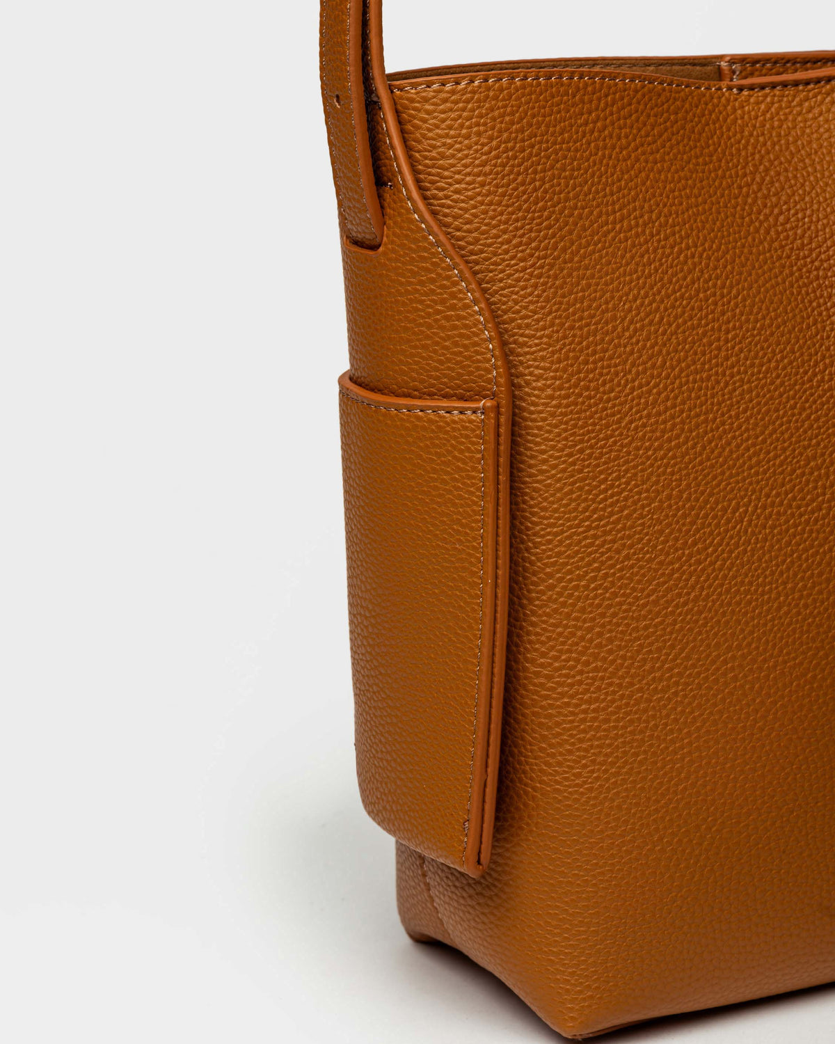 Bandolera Cypress en efecto cuero graneado