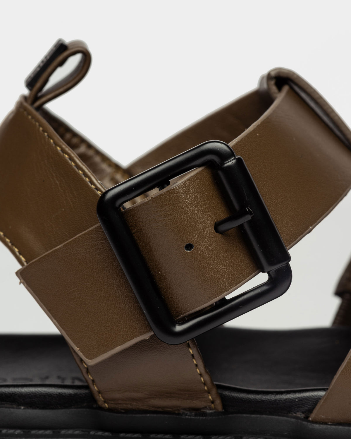 Sandalia media Brooks en efecto cuero liso