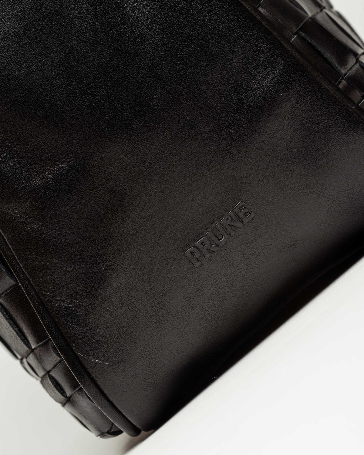 Cartera al hombro The Knit Bag en cuero graneado