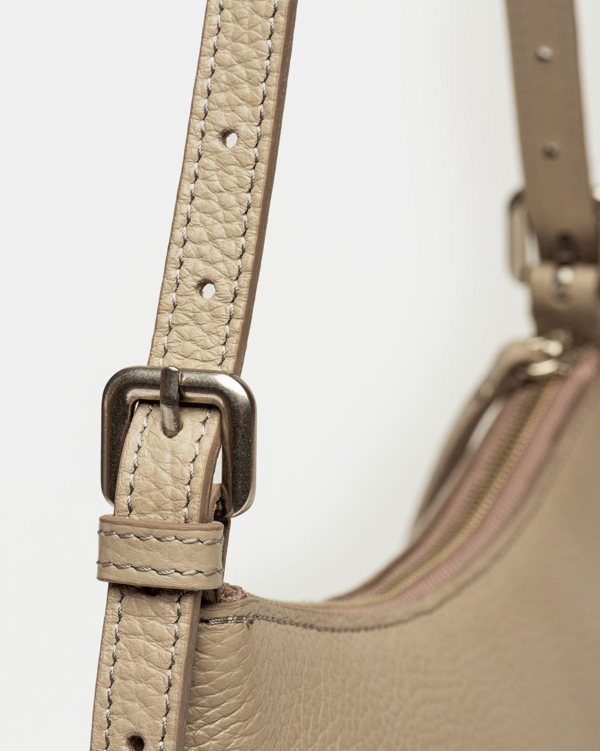 Cartera al hombro Mia en cuero graneado