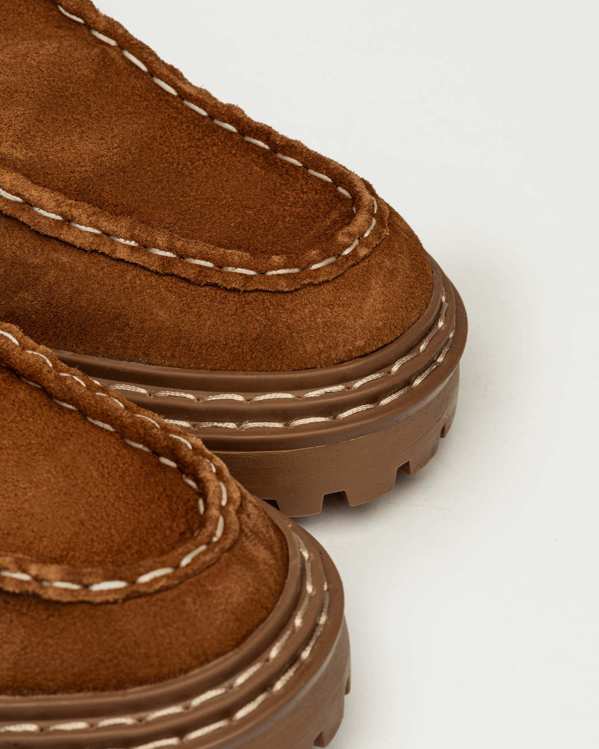 Borcego James en gamuza