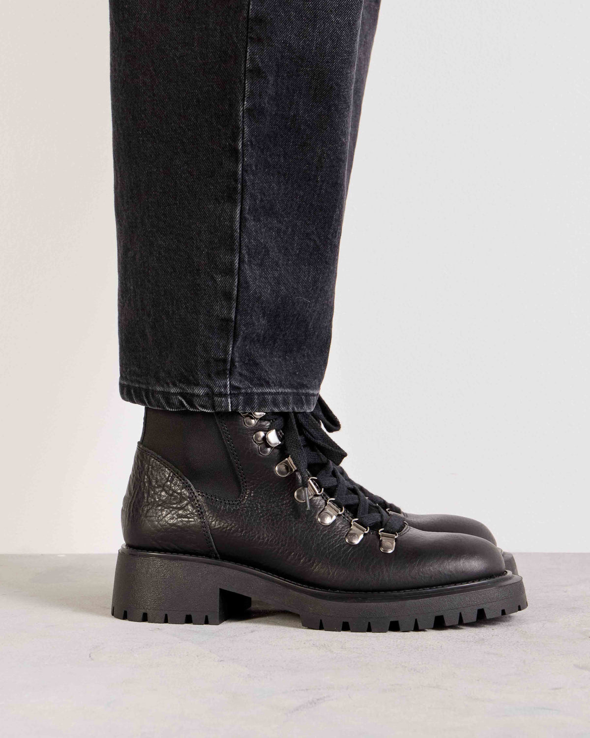 Borcego Dakota en cuero graneado