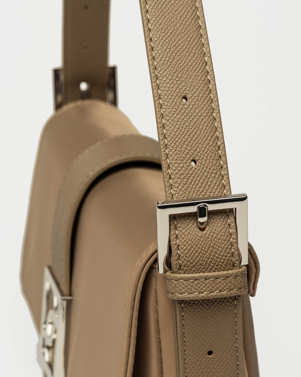 Cartera al hombro Signature en nylon