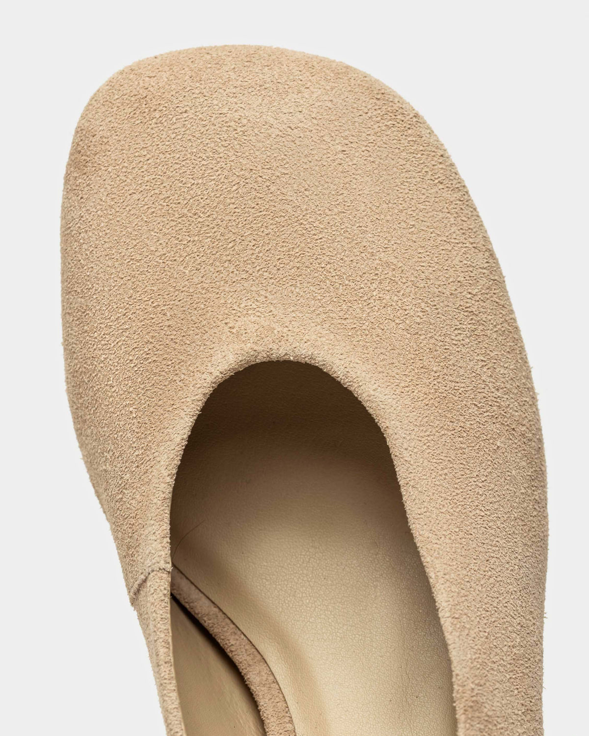 Stiletto Camelia en cuero gamuza