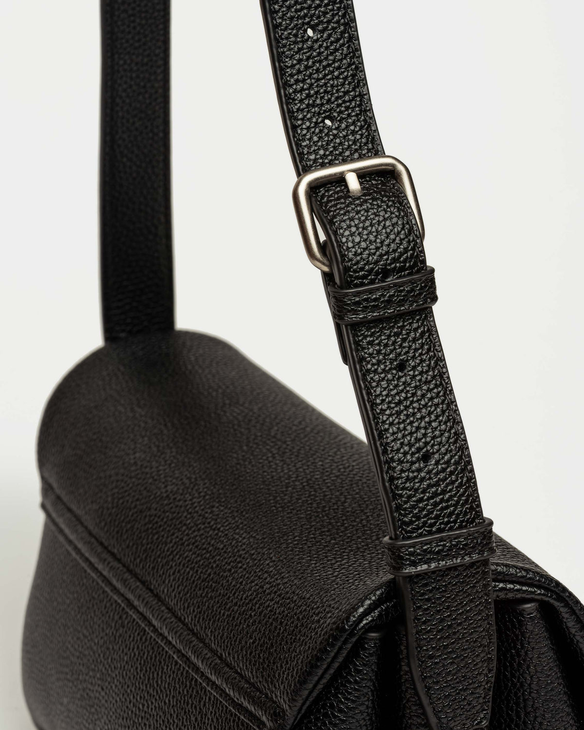 Cartera al hombro Leisure en efecto cuero graneado