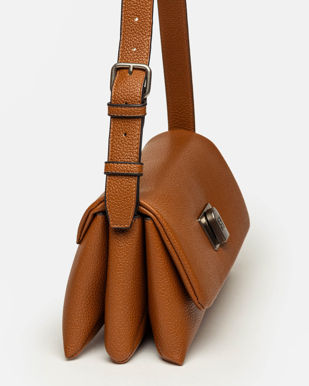 Cartera al hombro Leisure en efecto cuero graneado
