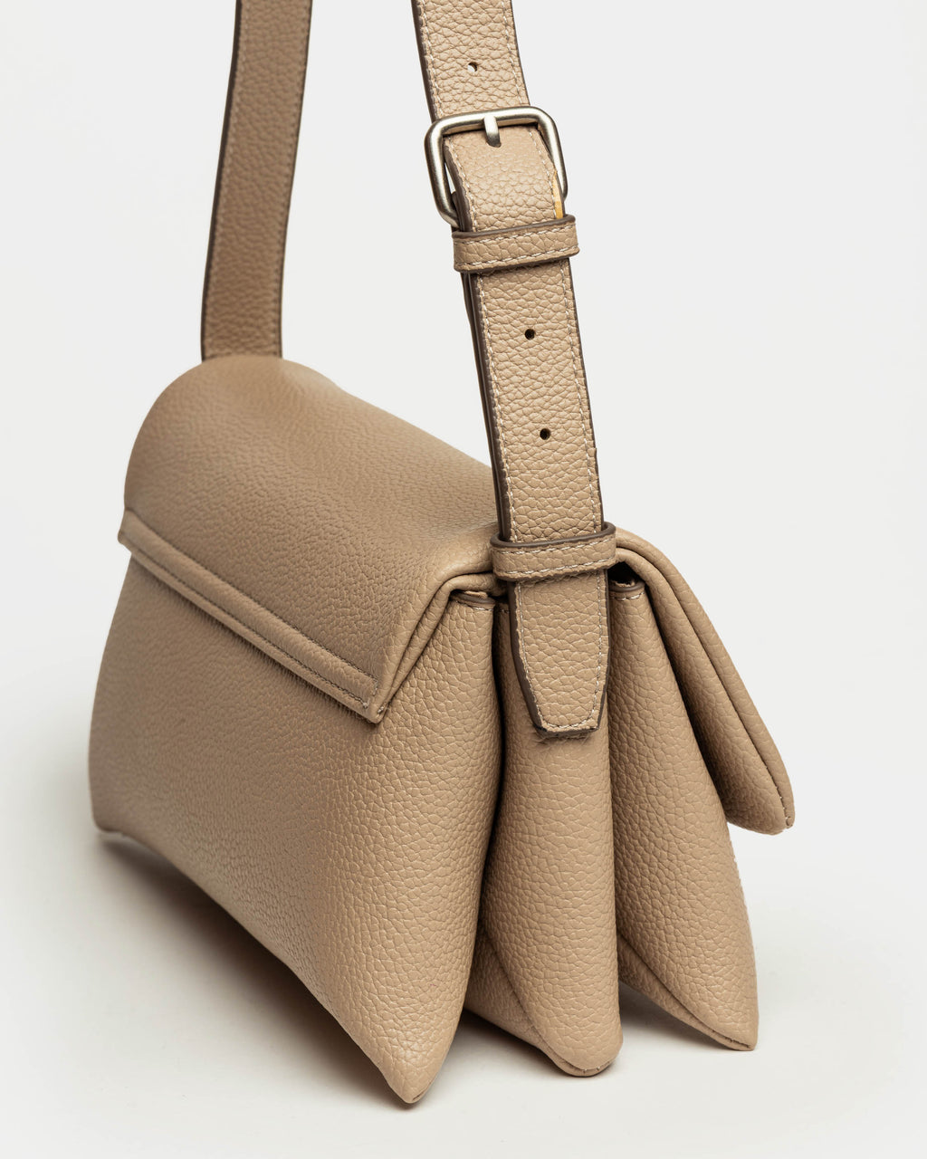 Cartera al hombro Leisure en efecto cuero graneado