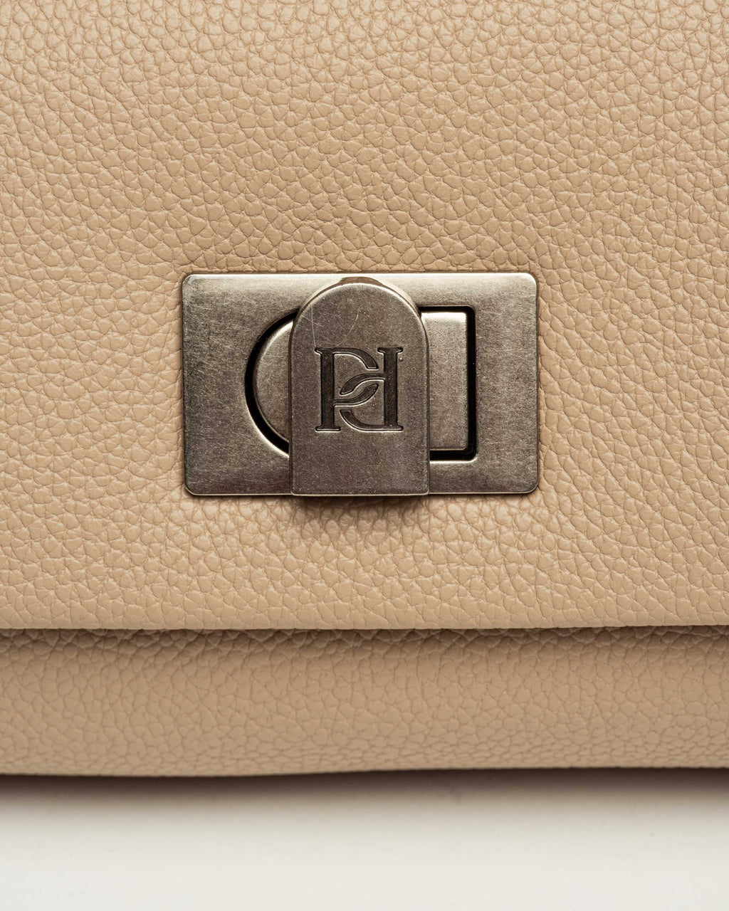 Cartera al hombro Leisure en efecto cuero graneado