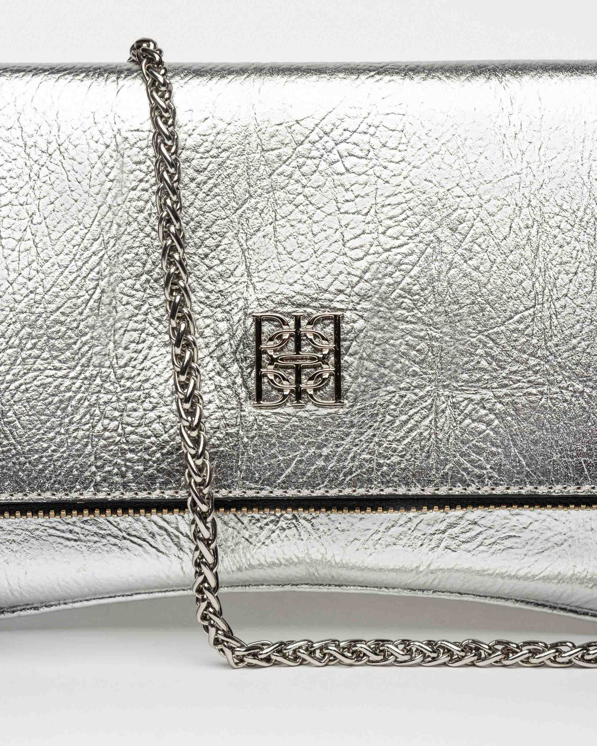 Mini bag Curve en cuero charol arrugado