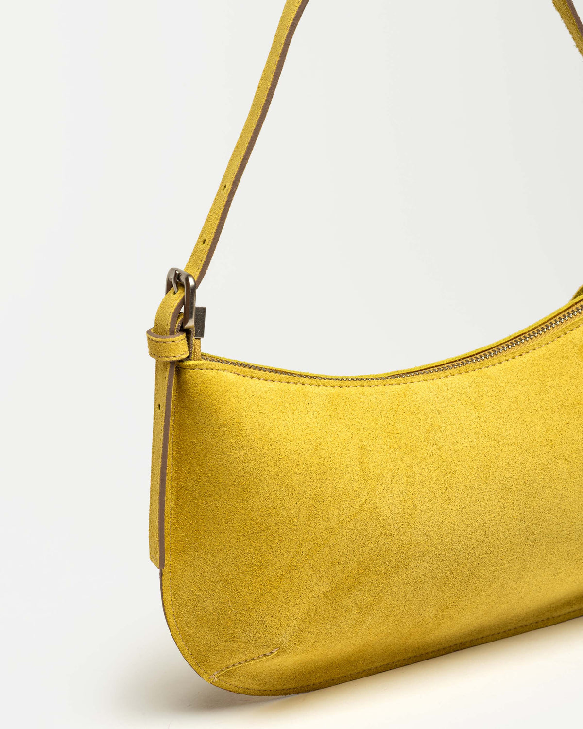 Cartera al hombro Mia en cuero gamuza