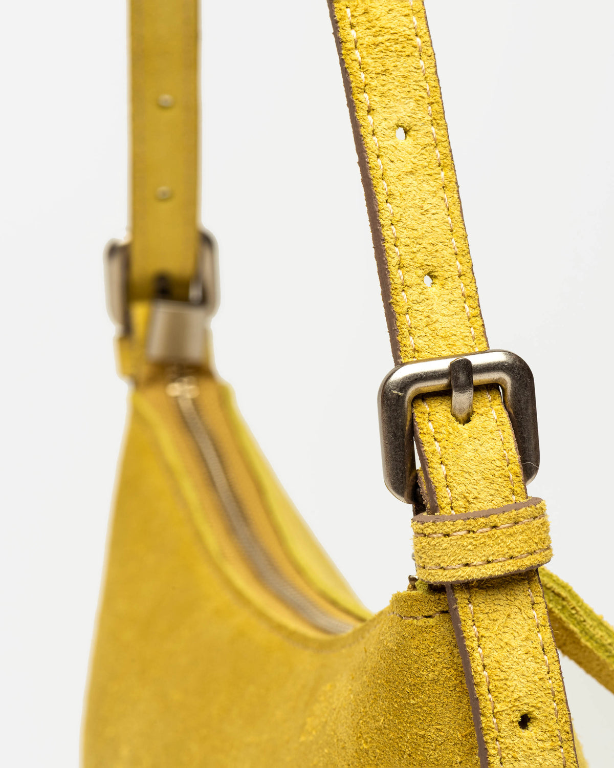 Cartera al hombro Mia en cuero gamuza