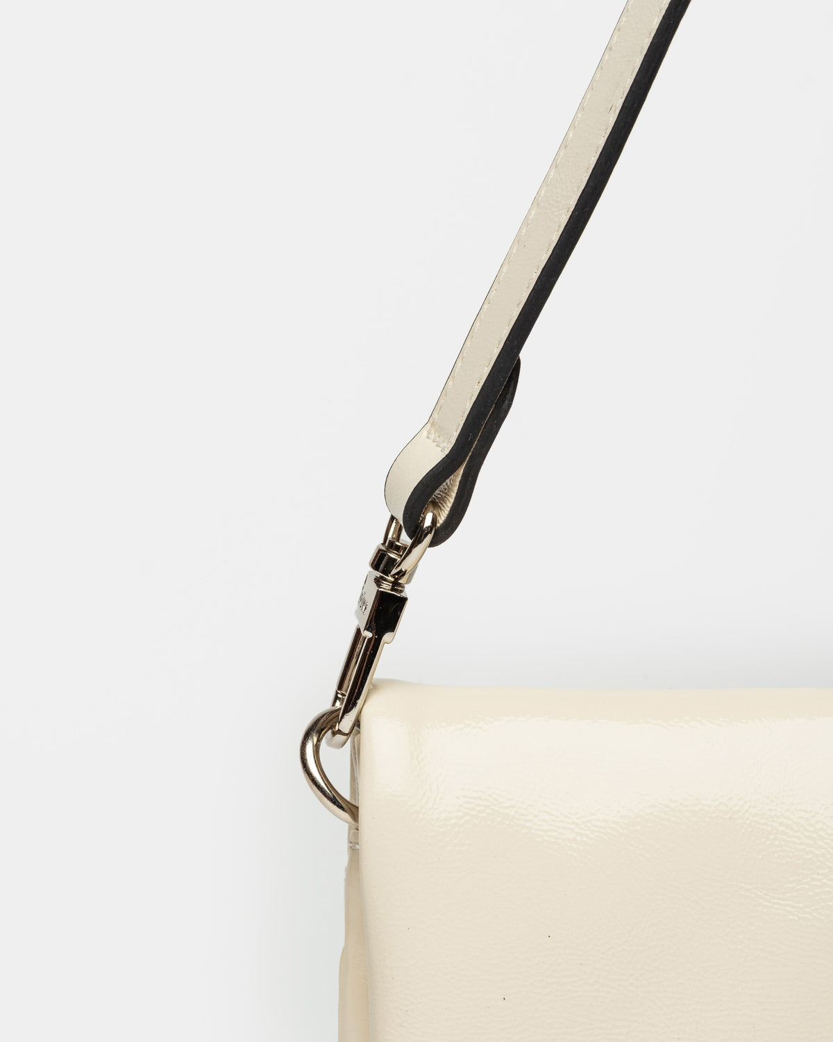 Bandolera Curve en cuero charol