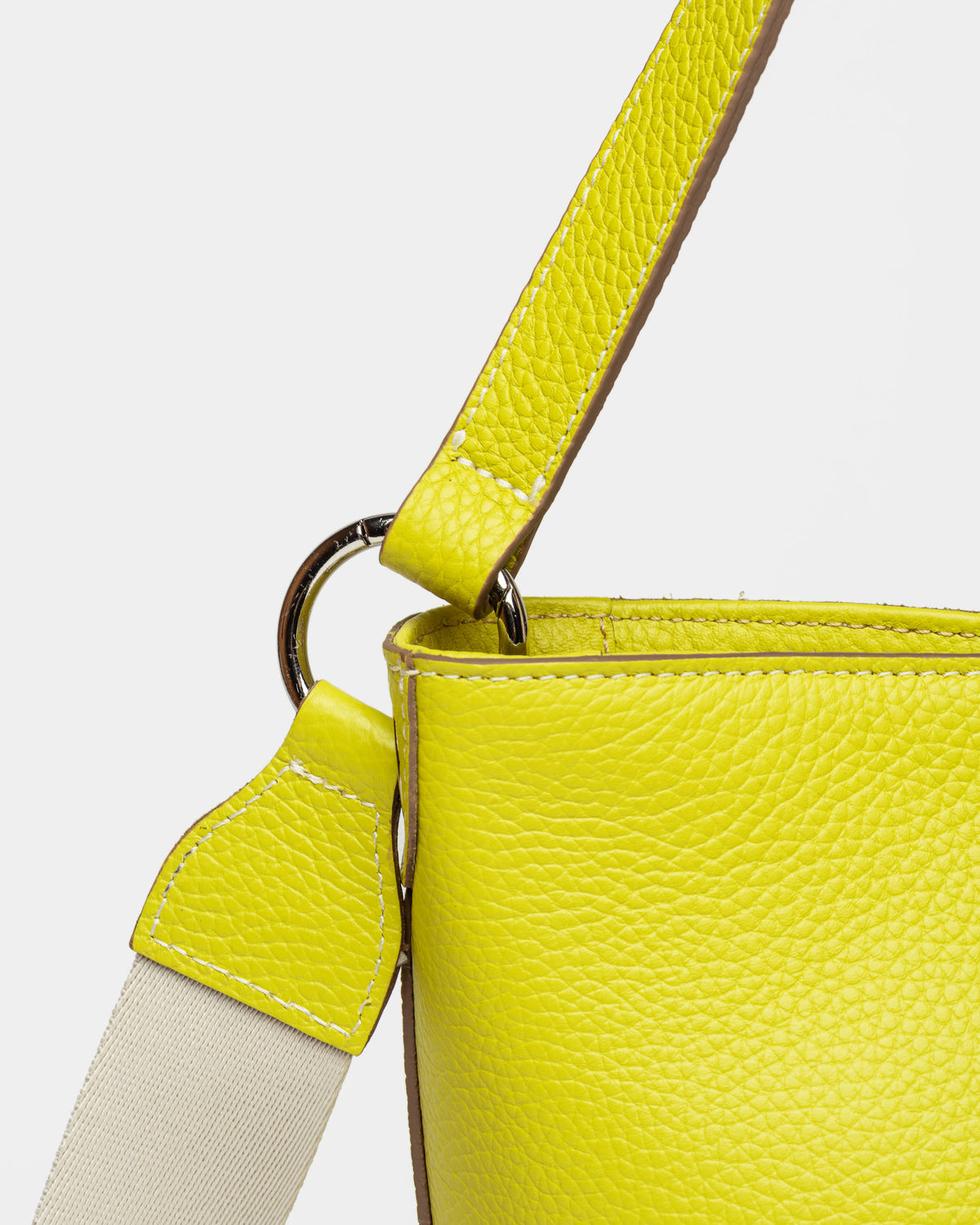 Cartera al hombro Anya en cuero graneado
