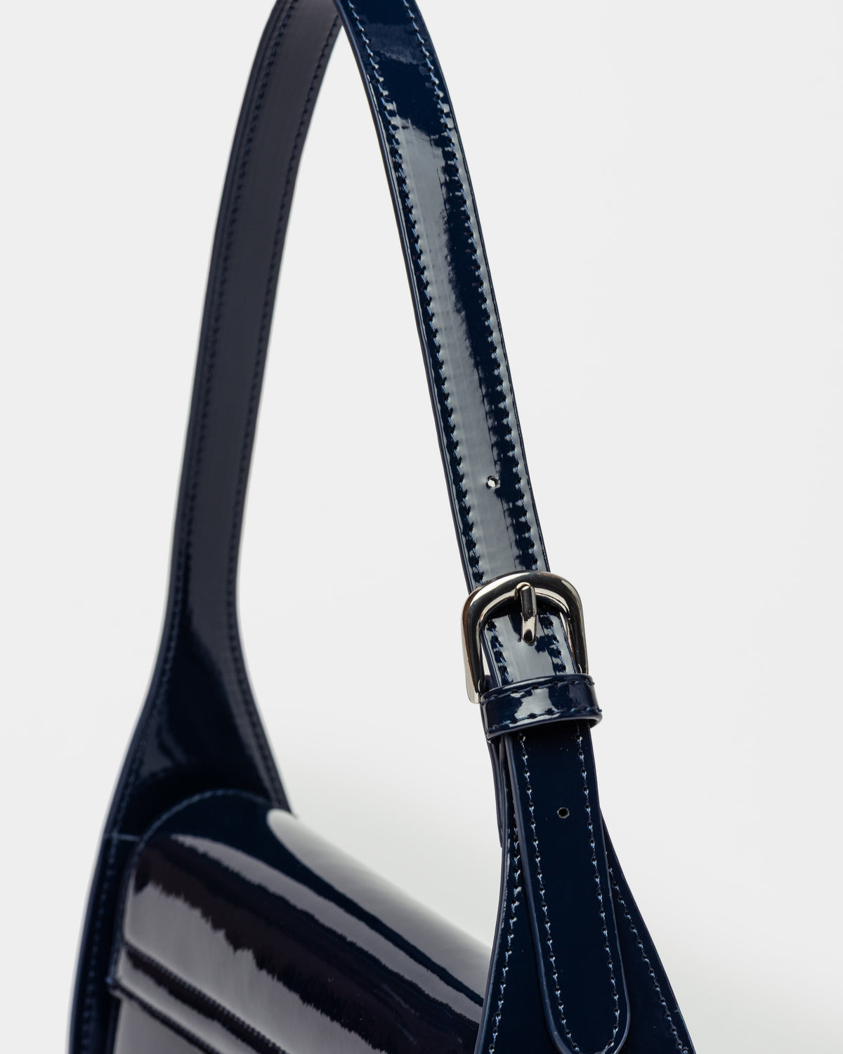 Cartera al hombro Leaf en efecto charol
