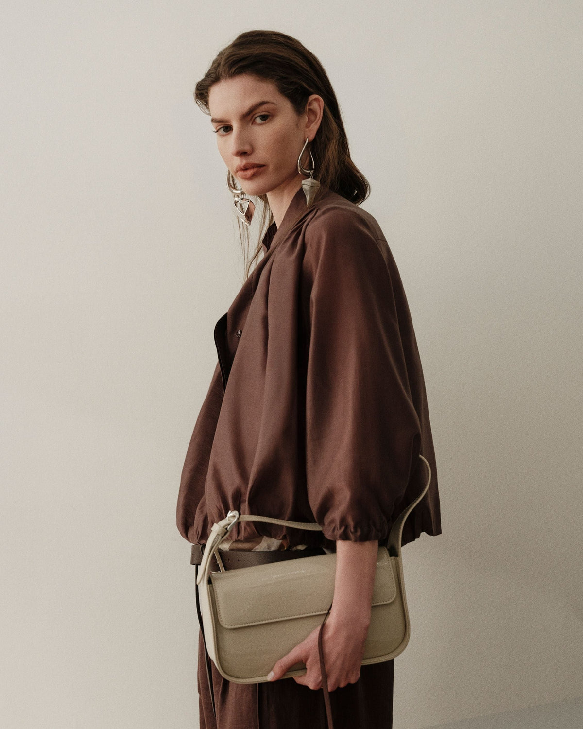 Cartera al hombro Leaf en efecto charol